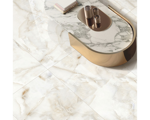 Pardoseală cu aspect de marmură și măsuță de cafea