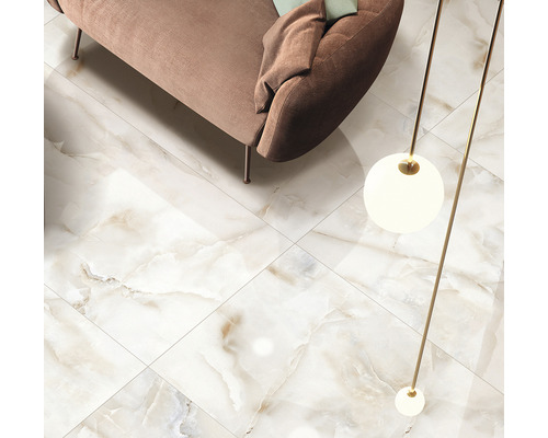 Podea cu gresie deschisă la culoare în camera de zi cu canapea și lampadar