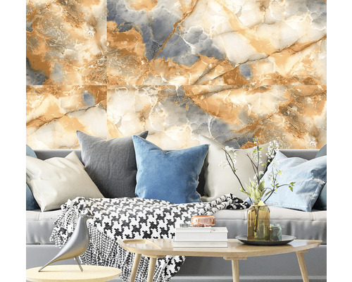 Cameră de zi cu gresie de perete cu aspect de marmură în spatele unei canapele