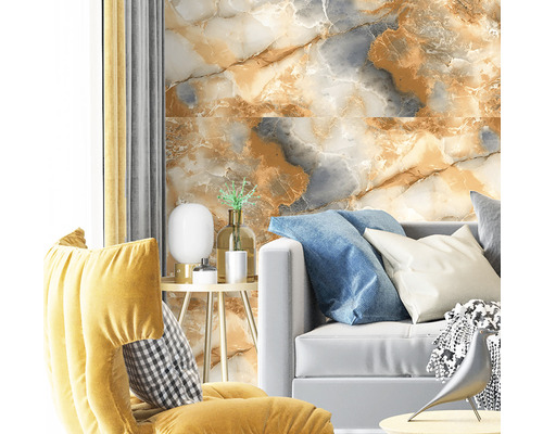 Living cu tapetă de marmură, canapea și fotoliu