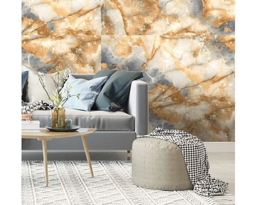 Cameră de zi cu plăci de perete cu aspect de marmură, canapea și decorațiuni