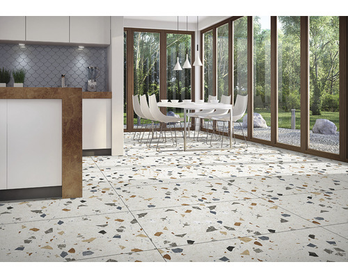 Cameră luminoasă cu grup de mese și plăci de podea cu aspect de terrazzo.