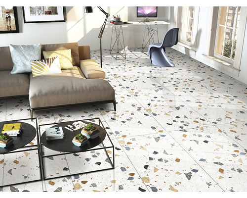 Living cu canapea, mese și gresie cu aspect de terrazzo pentru un aspect modern.