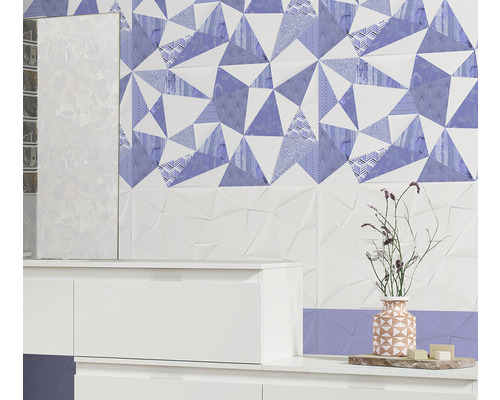 Design de baie cu mobilier de baie alb și faianță cu modele geometrice