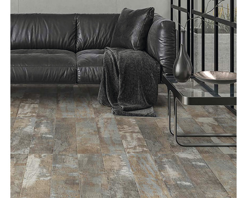 Living cu canapea de piele, măsuță de cafea și podea din lemn