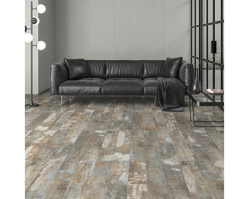 Cameră de zi cu podea din lemn și canapea din piele neagră