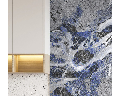 Scenă de bucătărie cu perete de marmură și dulapuri de bucătărie