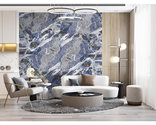 Living modern cu gresie aspect marmură, canapea și fotoliu