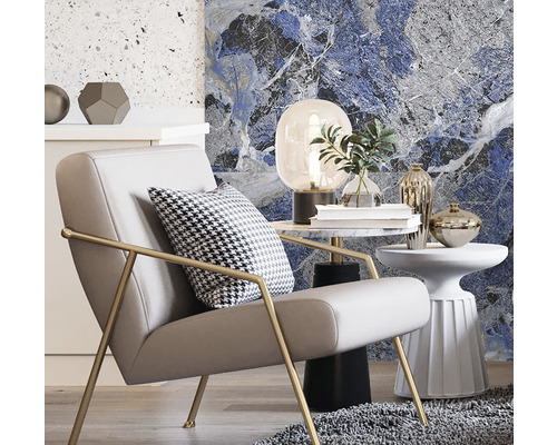 Cameră de zi cu fotoliu, măsuțe laterale și obiecte decorative