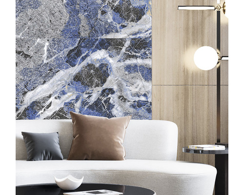 Scenă cu plăci de perete cu aspect de marmură, canapea și lampadar.