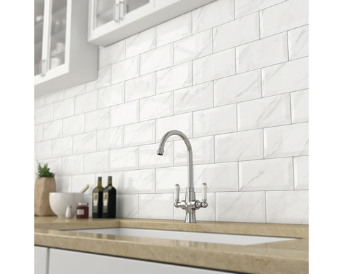 Decor de perete cu plăci de metrou albe într-o bucătărie