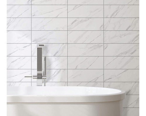 Baie cu plăci de faianță albe cu aspect de marmură și baterie pe cadă