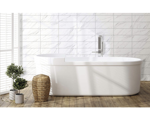 Baie modernă cu cadă independentă, gresie de marmură și podea din lemn.