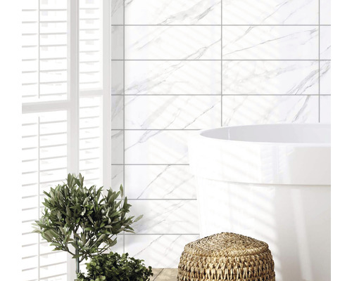 Baie cu cadă și faianță cu aspect de marmură