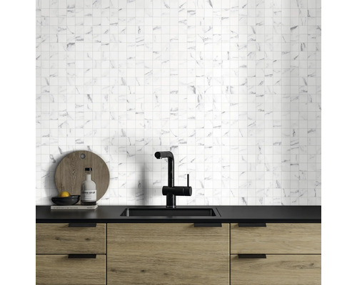 Scenă de bucătărie cu gresie mozaic, chiuvetă și robinet