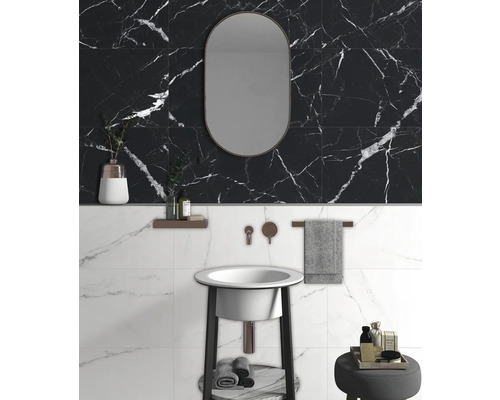 Baie modernă cu chiuvetă, oglindă și plăci de marmură