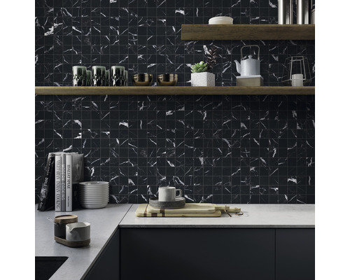 Scenă de bucătărie cu plăci de mozaic cu aspect de marmură, rafturi din lemn și blaturi de lucru