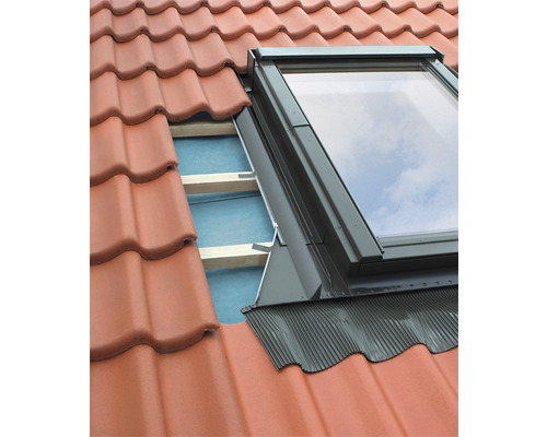 Fereastră de mansardă încorporată într-un acoperiș de țiglă