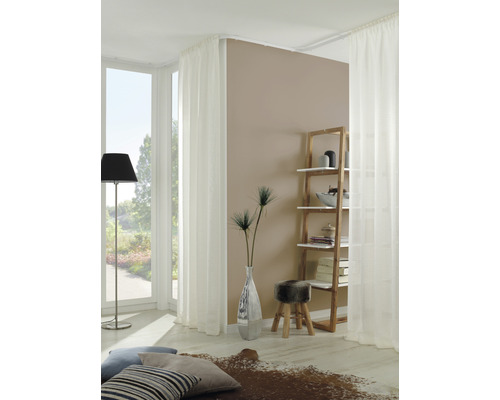 Cameră de zi luminoasă cu fereastră, perdele, raft și decorațiuni