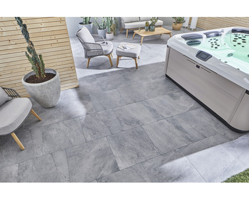 Terasa cu plăci ceramice gri, jacuzzi și mobilier de ședere