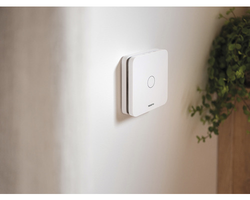 Detector de fum inteligent Netatmo montat pe un perete