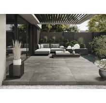 Spațiu exterior cu podea cu gresie, mobilier de lounge și plante