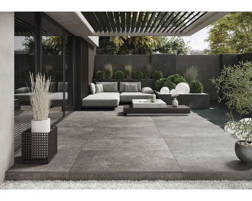 Spațiu exterior cu podea cu gresie, mobilier de lounge și plante