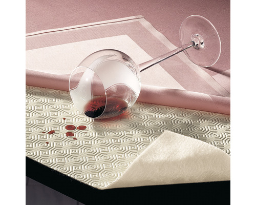 Protector de masă cu vin roșu vărsat sub un pahar răsturnat