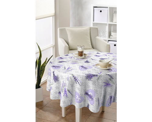 Masa rotundă cu față de masă cu lavandă într-o cameră luminoasă