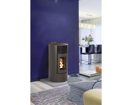 Sobă pe peleți într-un living cu un perete albastru