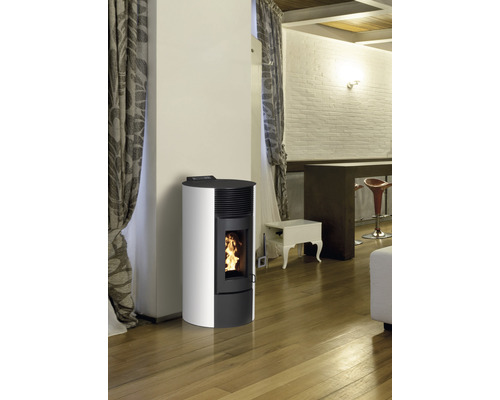 Șemineu pe peleți în sufragerie cu podea din lemn