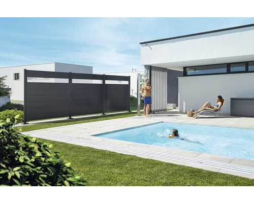 Grădină cu piscină, paravan de intimitate, duș exterior și persoane care se relaxează
