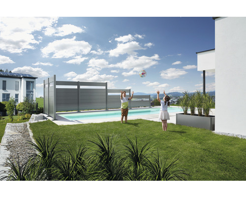 Scenă cu o piscină, înconjurată de un paravan gri și copii care se joacă