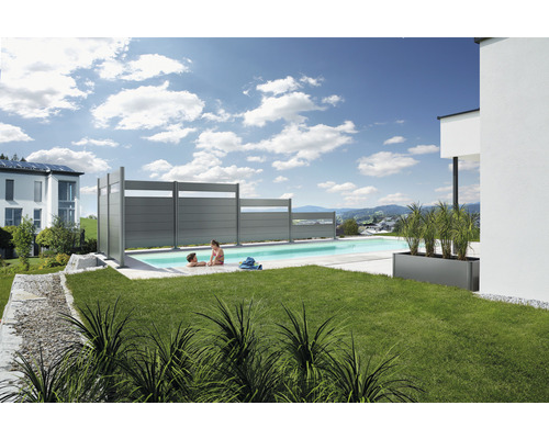 Grădină cu piscină și paravan de intimitate