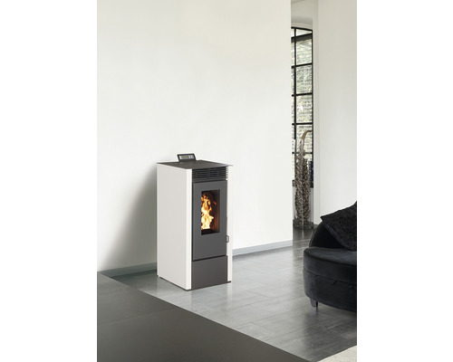 Șemineu pe peleți într-o cameră de zi luminoasă, cu zonă de relaxare și fereastră mare