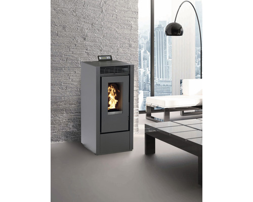 Șemineu pe peleți într-un living mobilat modern, cu o fereastră mare și vedere spre un oraș.