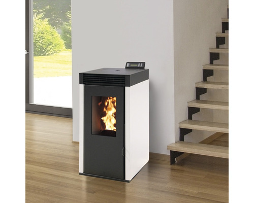 Șemineu pe peleți în camera de zi cu scări.