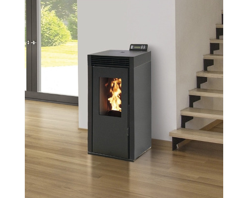 Șemineu pe peleți în interior cu scară și fereastră