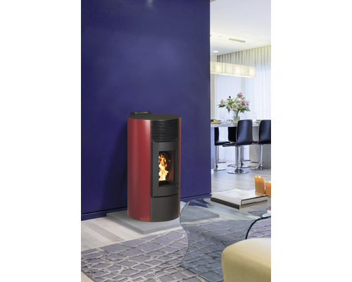 Șemineu pe peleți într-un living mobilat modern.