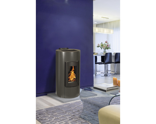 Șemineu pe peleți într-un living modern cu un perete albastru