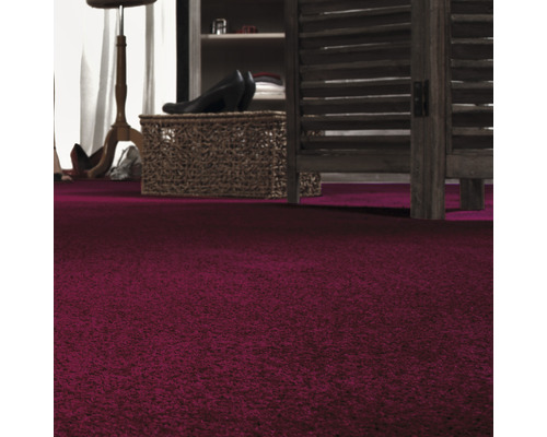 Prim-plan al unei camere cu un covor texturat.