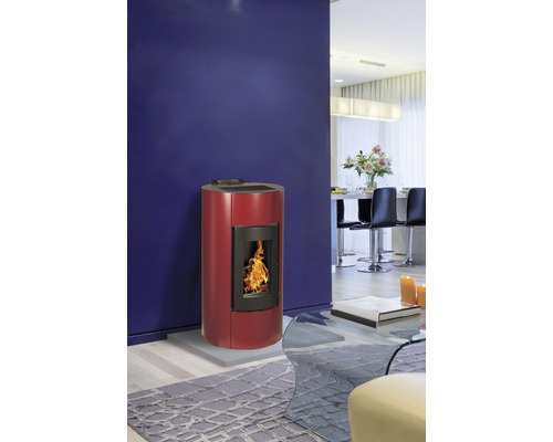 Șemineu pe peleți într-o cameră de zi cu design contemporan