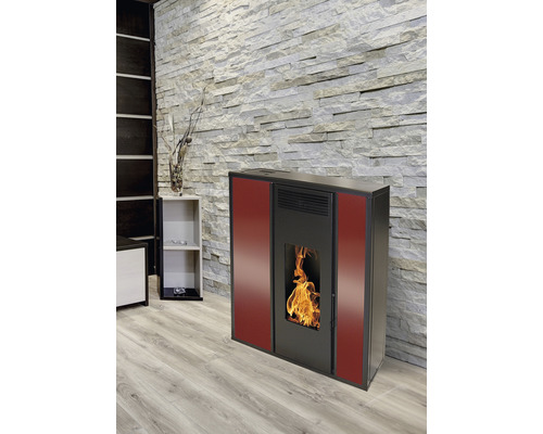 Șemineu pe peleți cu foc aprins într-un living luminos