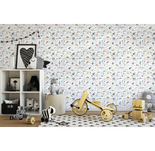 Cameră de copii cu tapet alb cu model de străzi, mașini și case, un raft alb, jucării și un covor cu model de stele