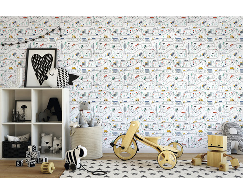 Cameră de copii cu tapet alb cu model de străzi, mașini și case, un raft alb, jucării și un covor cu model de stele