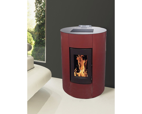 Șemineu rotund pe peleți în sufragerie, cu foc vizibil.