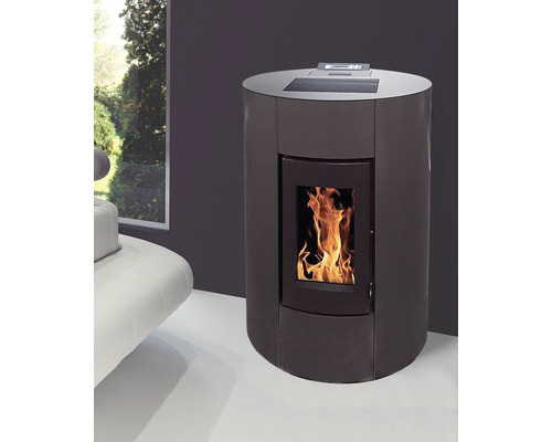 Șemineu pe peleți cu foc în focar