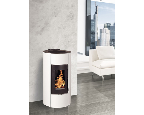 Șemineu pe peleți alb cu flacără în sufragerie.