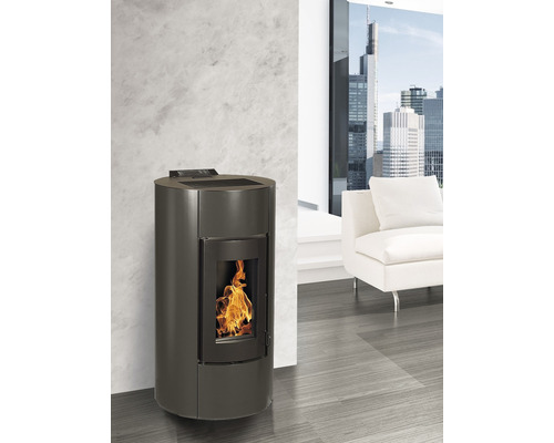 Șemineu pe peleți într-o cameră de zi luminoasă, cu vedere spre oraș