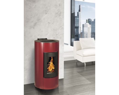 Șemineu pe peleți roșu cu flacără într-un living modern